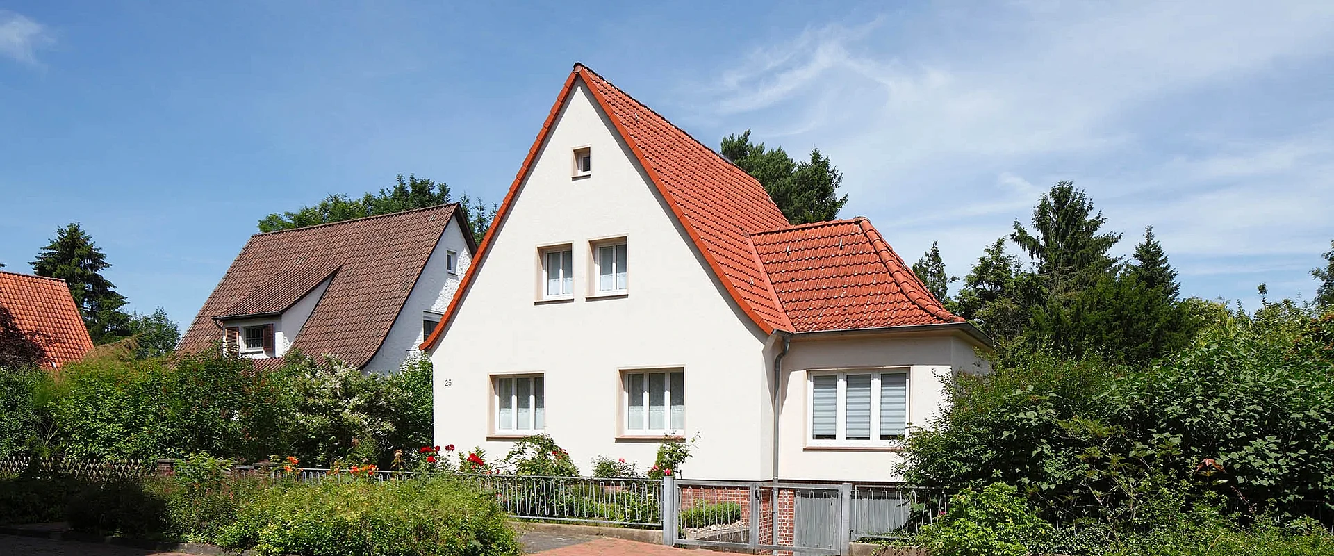 Älteres Einfamilienhaus im Grünen mit Garage