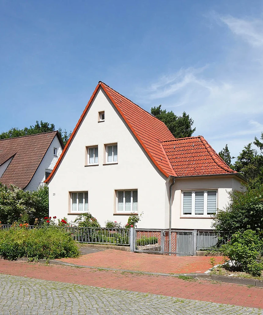 Älteres Einfamilienhaus im Grünen mit Garage