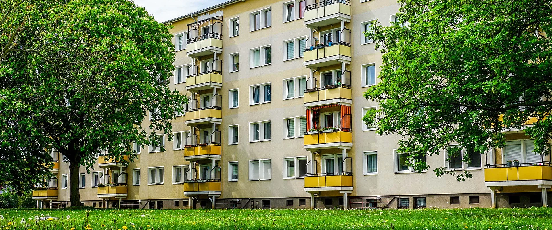 Neubaublock mit gelben Balkonen 