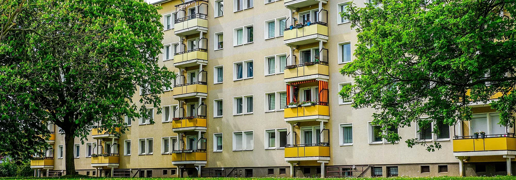 Neubaublock mit gelben Balkonen 
