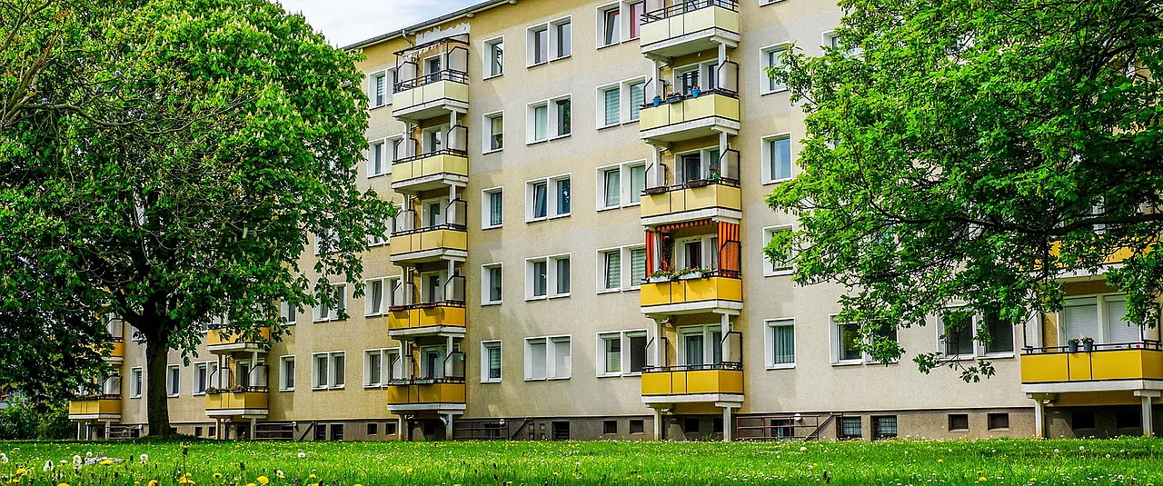 Neubaublock mit gelben Balkonen 