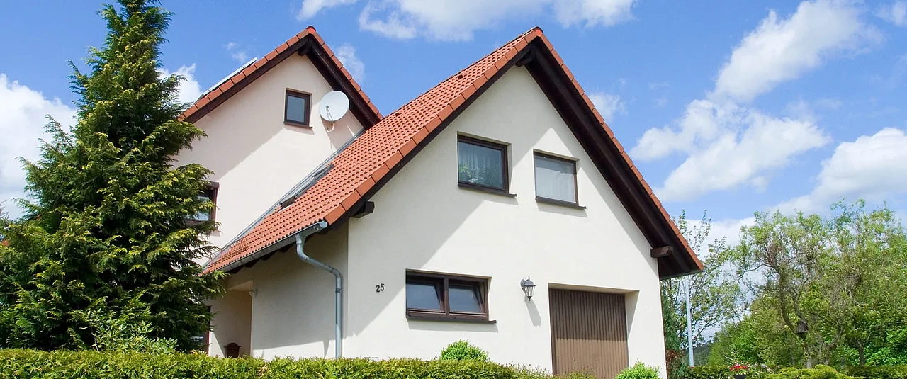 Haus mit Garage und Hecke