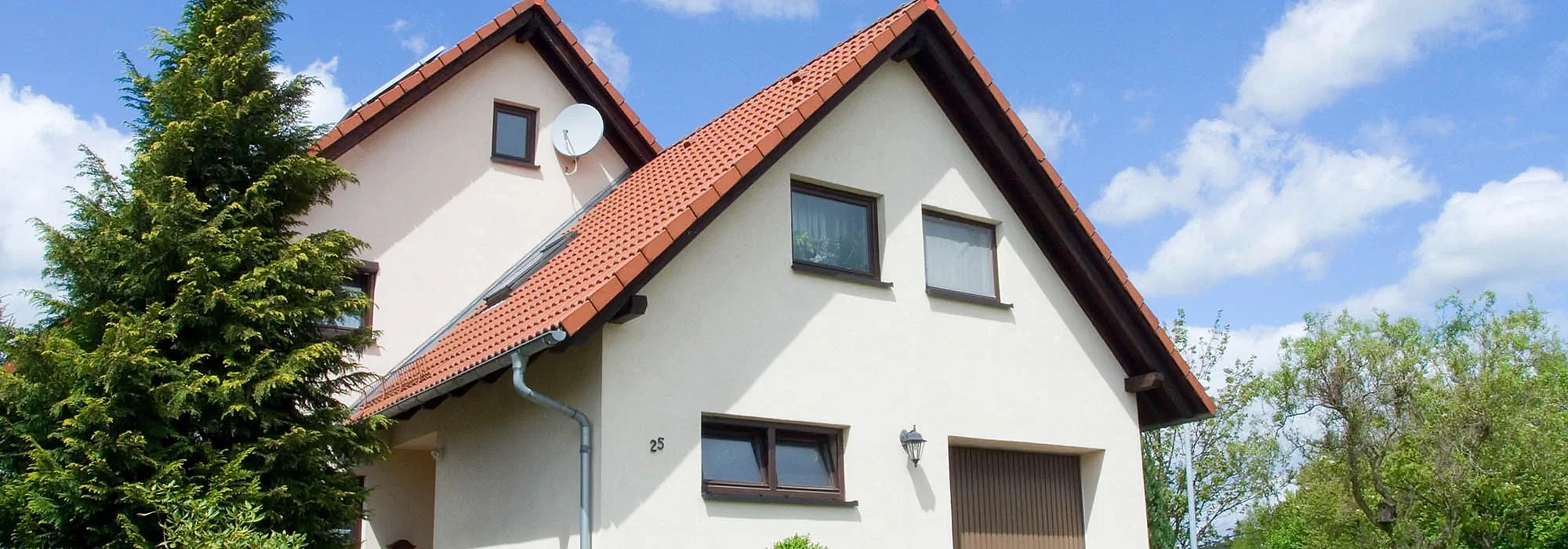 Haus mit Garage und Hecke