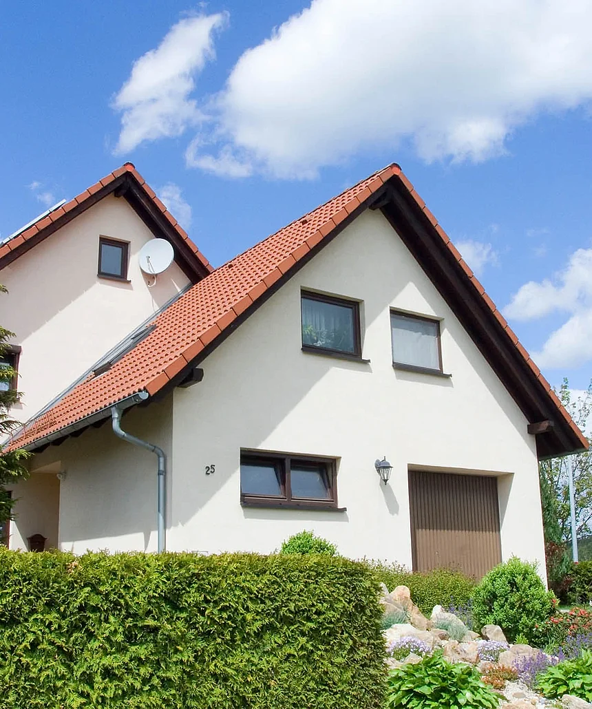 Haus mit Garage und Hecke