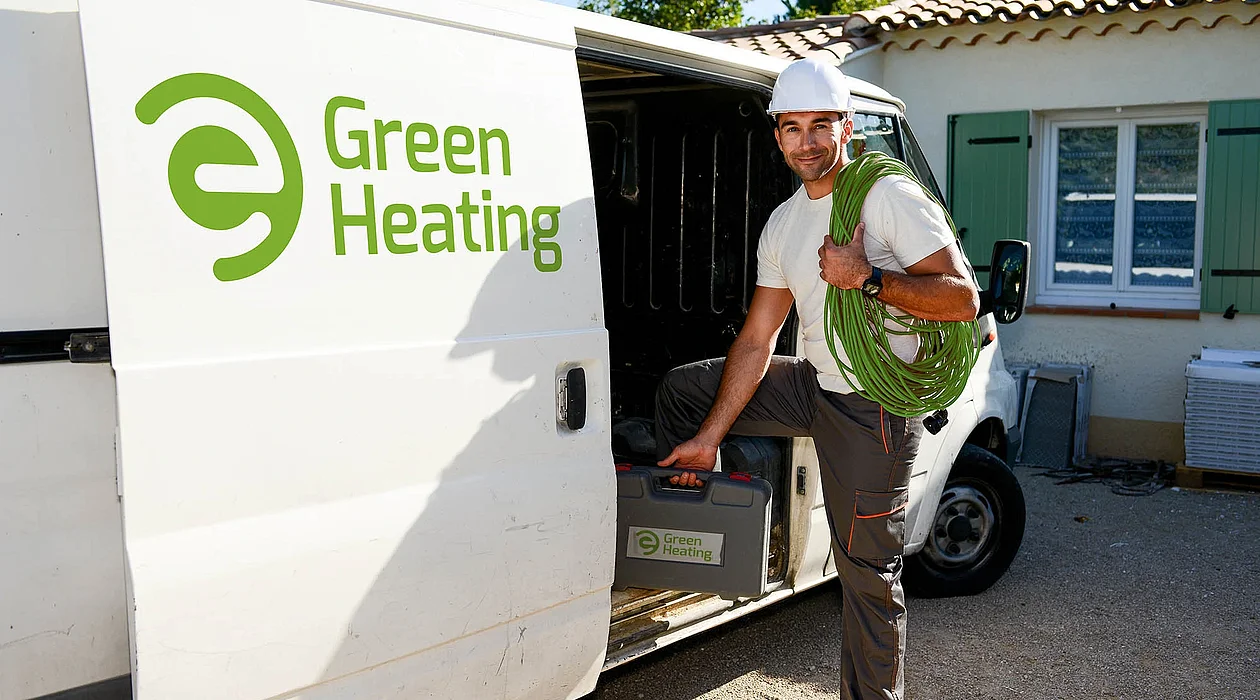 Ein Elektroinstallateur mit Kabel und einen Werkzeugkoffer, steigt gerade in einen Transporter